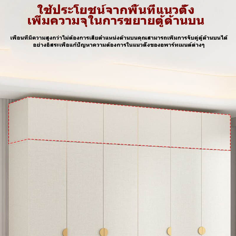 ภายในประตูเปิดคู่ตู้เสื้อผ้าครีมลมขนาดใหญ่ที่มีขนาดใหญ่ขนาดใหญ่