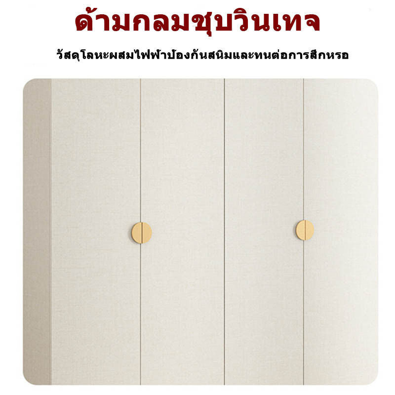 ภายในประตูเปิดคู่ตู้เสื้อผ้าครีมลมขนาดใหญ่ที่มีขนาดใหญ่ขนาดใหญ่