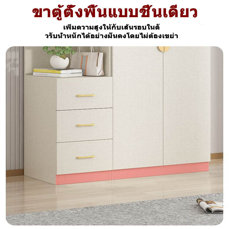 ภายในประตูเปิดคู่ตู้เสื้อผ้าครีมลมขนาดใหญ่ที่มีขนาดใหญ่ขนาดใหญ่
