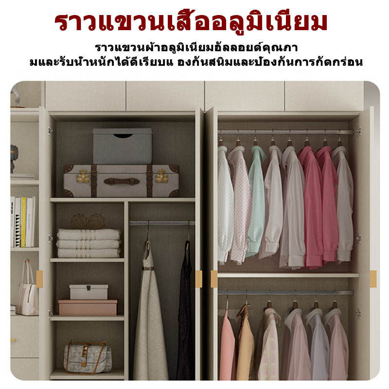 ภายในประตูเปิดคู่ตู้เสื้อผ้าครีมลมขนาดใหญ่ที่มีขนาดใหญ่ขนาดใหญ่
