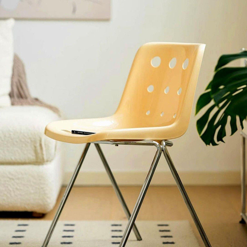 เก้าอี้ทานอาหารจานชีสพนักเก้าอี้แต่งหน้าให้ความรู้สึกที่ร้านชานมเก้าอี้เยี่ยมชม 