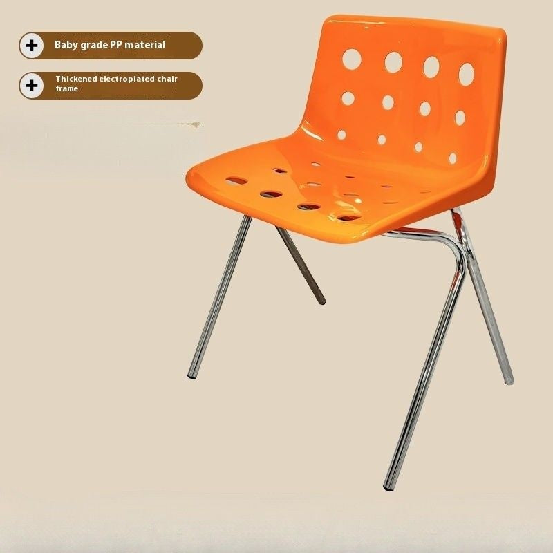 เก้าอี้ทานอาหารจานชีสพนักเก้าอี้แต่งหน้าให้ความรู้สึกที่ร้านชานมเก้าอี้เยี่ยมชม 