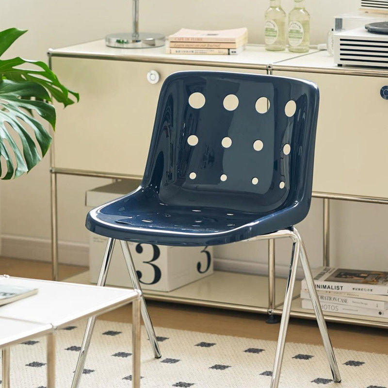 เก้าอี้ทานอาหารจานชีสพนักเก้าอี้แต่งหน้าให้ความรู้สึกที่ร้านชานมเก้าอี้เยี่ยมชม 