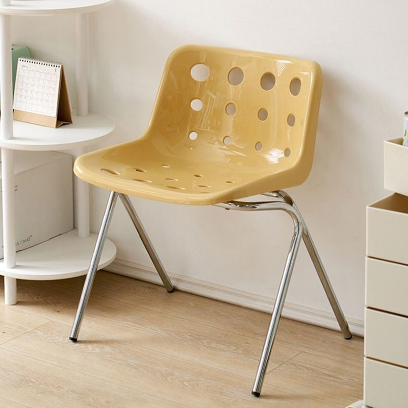 เก้าอี้ทานอาหารจานชีสพนักเก้าอี้แต่งหน้าให้ความรู้สึกที่ร้านชานมเก้าอี้เยี่ยมชม 