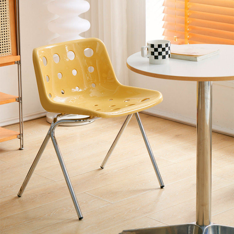 เก้าอี้ทานอาหารจานชีสพนักเก้าอี้แต่งหน้าให้ความรู้สึกที่ร้านชานมเก้าอี้เยี่ยมชม 