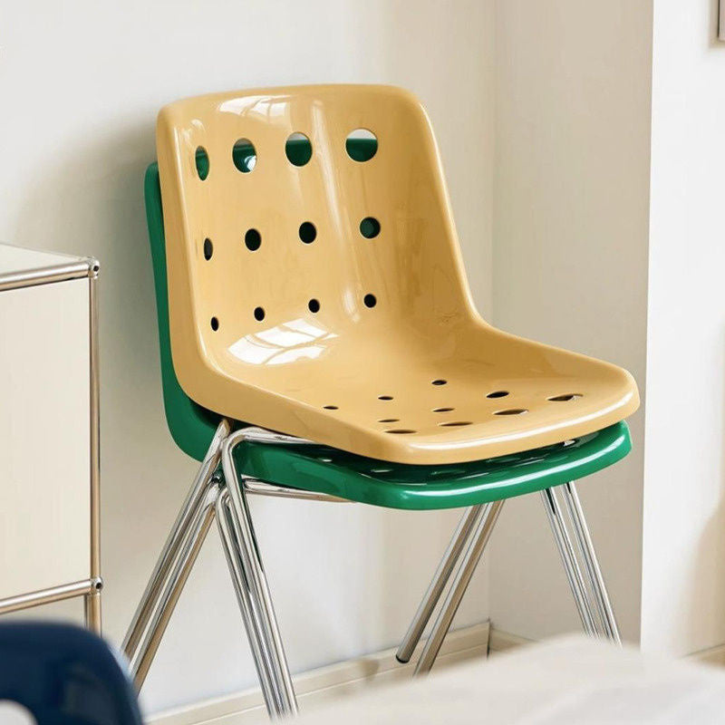 เก้าอี้ทานอาหารจานชีสพนักเก้าอี้แต่งหน้าให้ความรู้สึกที่ร้านชานมเก้าอี้เยี่ยมชม 